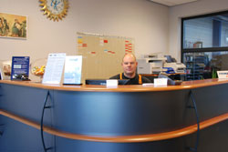Leo Knippels achter de balie